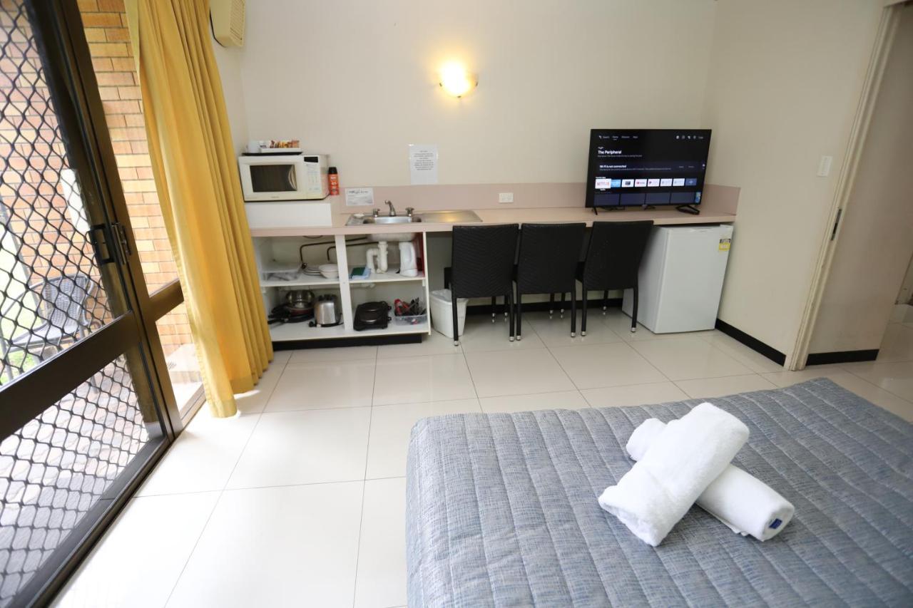 Miners Lodge Motor Inn Маккай Экстерьер фото